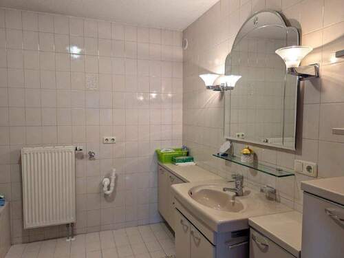 Bad mit Waschbecken und Waschmaschinenanschluss - 