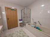 Bad mit Dusche und Wanne - 