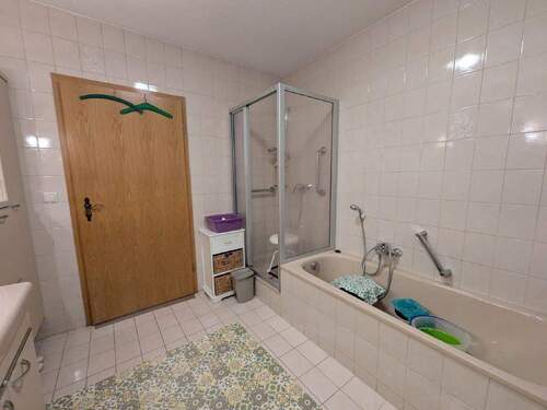 Bad mit Dusche und Wanne - 