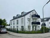 Aussenansicht - Moderne 2,5-Zimmerwohnung mit schickem Bad und zwei Balkonen
