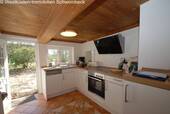 Moderne Küche mit Holzdecke und direktem Gartenausgang - 
