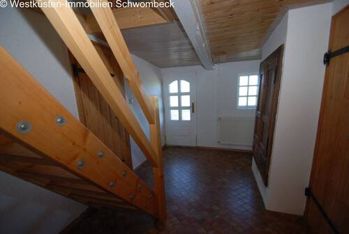 Helles Treppenhaus mit rustikalen Holzbalken und optimaler Wegeführung - 