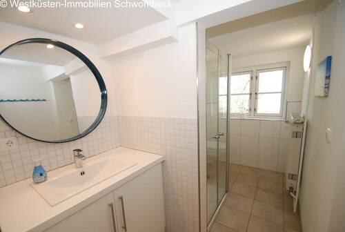 Modernes Badezimmer mit separater Duschkabine und praktischem Waschtischbereich - 
