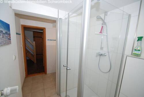 Modernes Badezimmer mit ebenerdiger Dusche und Glasabtrennung - 