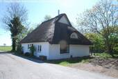 Romantisches Reetdachhaus mit malerischem Landschaftsblick - 