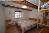 Schlafzimmer mit Balkendecke und großflächigen Fenstern - 