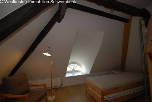 Dachgeschoss-Schlafzimmer mit Spitzbogenfenster und Balkenwerk - 