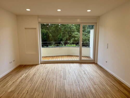 Grosses Zimmer mit Balkon - hochwertig sanierte und bezugsfreie 3-Zi.-Wo. mit Balkon und großem gem. Garten in Zehlendorf