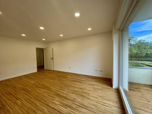 Großes Zimmer mit Balkon - 3 Zimmer Etagenwohnung in Berlin