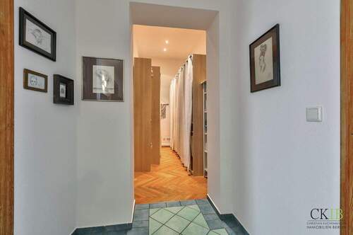 Flur mit großzügigem Schranksystem - 