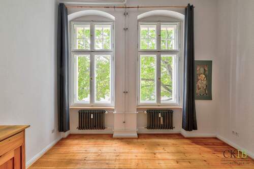 moderne Fenster und gesandstrahlte Heizkörper - 