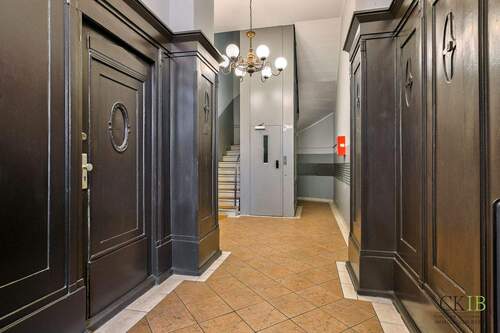 Eingangbereich im Gebäude - 6 Zimmer Etagenwohnung zum Kaufen in Berlin