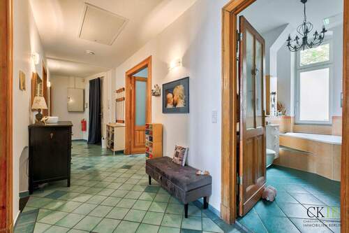 Flur und Zugang zum Badezimmer - 