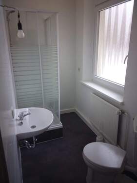 Badezimmer - Etagenwohnung mit 48,90 m&sup2; in Hof zur Miete