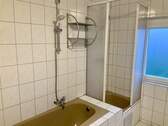 Bad mit Wanne u. Dusche - 