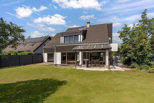 Südansicht - Geräumiges Einfamilienhaus mit bezugsfertiger Einliegerwohnung und großem Grundstück