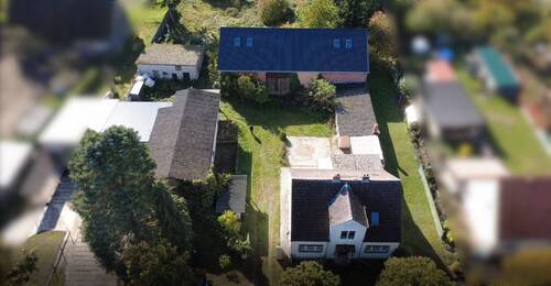 Bild 1 - Geschützter Vierseithof mit mehreren Nebengebäuden und weitläufigem Garten