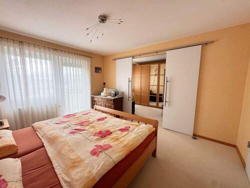 Schlafzimmer mit Zugang zum Ankleidezimmer - 