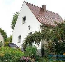 Für begabte Handwerker: Einfamilienhaus mit wunderschönem Grundstück in ruhiger Lage von Roßtal!