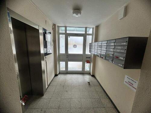 Hauseingang / Treppenhaus - 