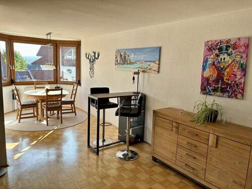 Wohnzimmer Blick auf Erker - 3 Zimmer Etagenwohnung in Villingen-Schwenningen