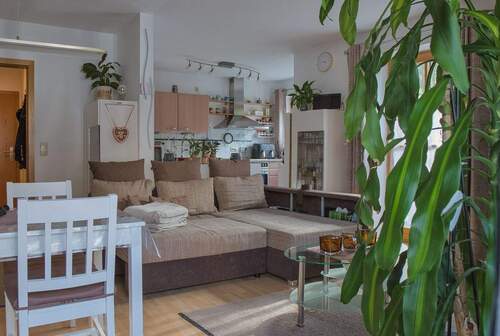 Wohnzimmer - 2 Zimmer Etagenwohnung zum Kaufen in Raubling