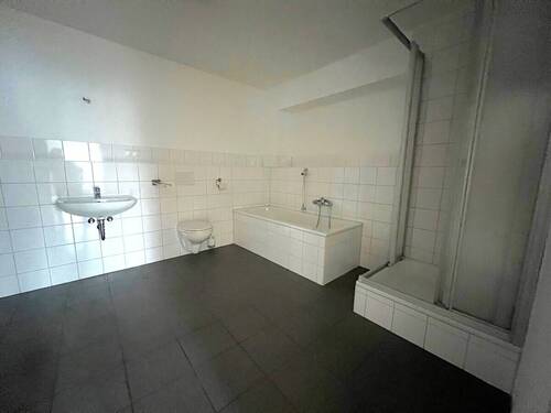Bad Wohnung EG-Hinterhaus aufgehellt - 1 Zimmer Mehrfamilienhaus, Wohnhaus zum Kaufen in Kassel / Mitte