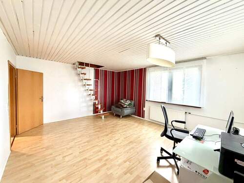 Arbeitszimmer mit Treppe zum DG - 