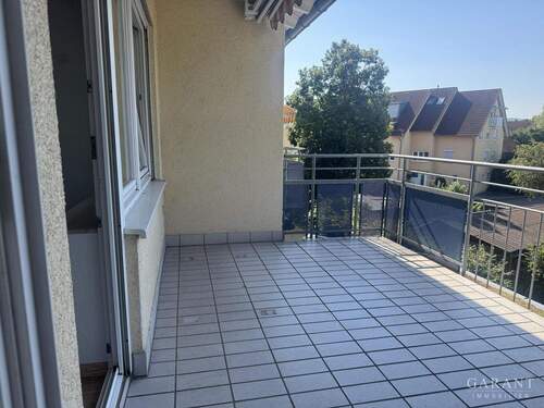 grosser Balkon - Charmante 2 Zimmer-Wohnung im betreuten Wohnen, zentral in Öhringen gegenüber dem Spitalhof