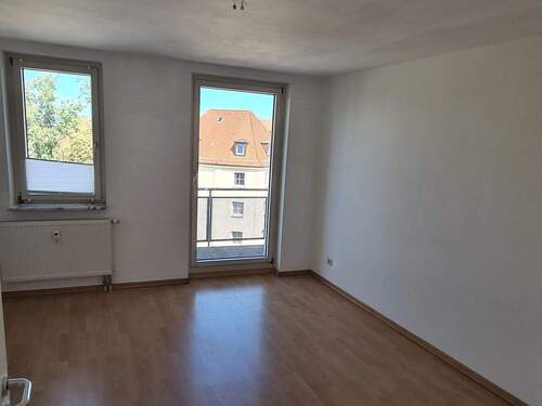 Schlafzimmer mit Zugang zum Balkon - 