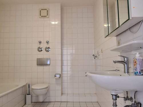 Großes Badezimmer mit Wanne und Dusche - 