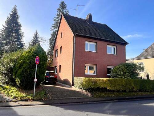 Hausansicht - Einfamilienhaus freistehend mit schönem Grundstück und Möglichkeit zur weiteren Bebauung