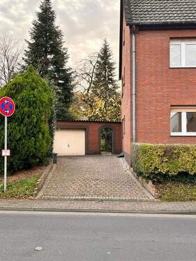 Einfahrt - 5 Zimmer Einfamilienhaus zum Kaufen in Hennef