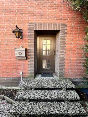 Hausansicht Eingangstüre - Einfamilienhaus mit 120,00 m² in Hennef zum Kaufen