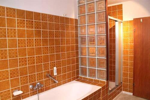 Badezimmer mit Dusche und Wanne - 