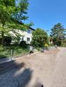 Nordansicht - Provisionsfreie 3 Zimmer, Küche, großes Bad, Abstellraum, Terrasse, eingezäunter Garten, Keller, Waschkeller, eigene separate Tiefgarage !