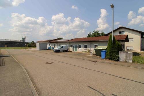 Gewerbe + Haus im Hintergrund - 