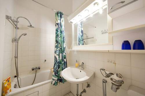 Badezimmer mit Badewanne - 