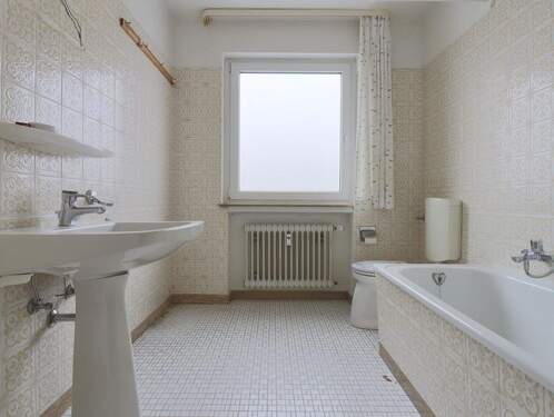 Tageslichtbad mit Badewanne - 