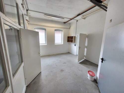 Flur zwischen den Hallen, Küche, etc. - 