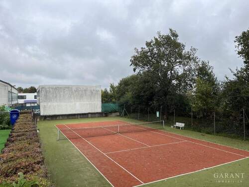 Tennisplatz mit Gartenhütte - 