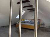 Blick von der Treppe ins Schlafzimmer - 