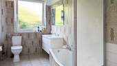 Bad mit Wanne und Dusche - 