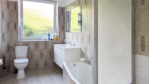 Bad mit Wanne und Dusche - 