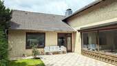 Lauschig schmiegt sich das Haus um die Terrasse - 