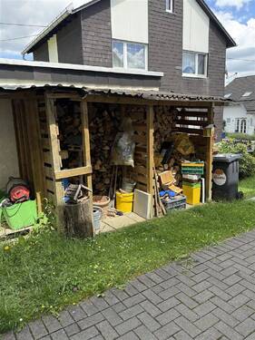 Holzunterstand vor dem Haus - 