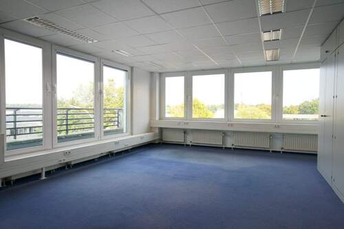 Bürofläche - Helle Bürofläche mit Parkplätzen in Flughafennähe - All-in-Miete