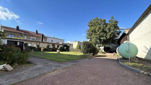 3- GS Eingang - 8 Zimmer Einfamilienhaus in Petersberg
