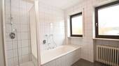 ... mit Dusche und Badewanne - zwischenzeitlich modernisiert - 