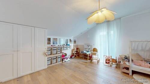 freundliches, großes Kinderzimmer - 